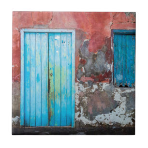 Bunte Wand, Tür und Fensterläden Fliese