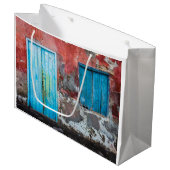 Bunte Wand, Tür und Fensterläden Große Geschenktüte (Vorderseite Schrägansicht)