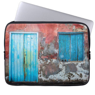 Bunte Wand, Tür und Fensterläden Laptopschutzhülle