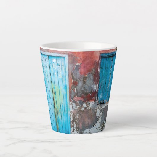 Bunte Wand, Tür und Fensterläden Milchtasse (Vorderseite)