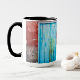Bunte Wand, Tür und Fensterläden Tasse