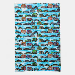 Bunte Wohnwagen mit blauem Küchentuch