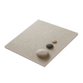 Bunte Zen-Steine auf Sand-Hintergrund Fliese (Seite)