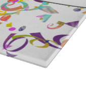 Bunter Confetti-Wurf über Weiß Schneidebrett (Ecke)