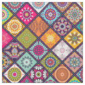 Bunter Diamant deckte Mandalasblumenmuster mit Stoff (Nahaufnahme)