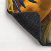 Bunter Fliegen Ara auf einem dunklen Hintergrund Mousepad (Ecke)