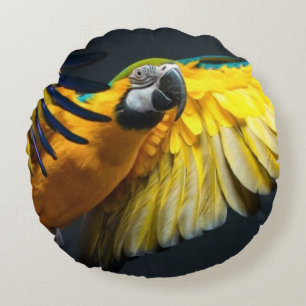 Bunter Fliegen Ara auf einem dunklen Hintergrund Rundes Kissen