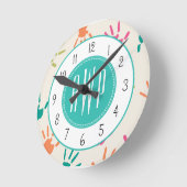 Bunter Handprints Monogramm-Lehrer Runde Wanduhr (Winkel)