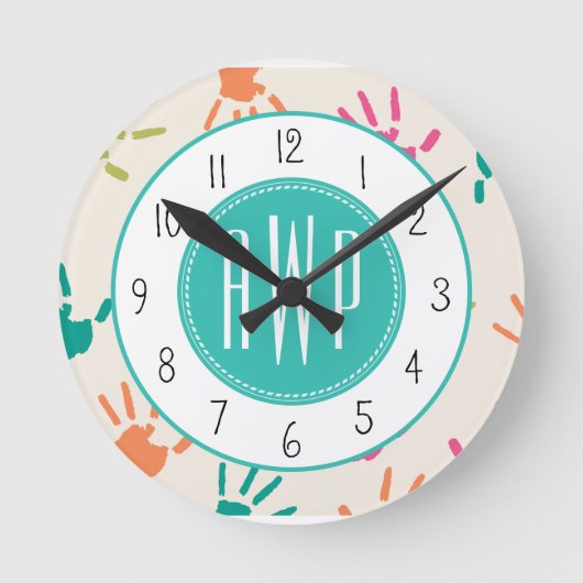 Bunter Handprints Monogramm-Lehrer Runde Wanduhr (Vorderseite)