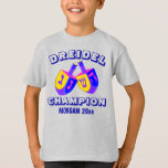 Bunter lustiger Dreidel Champion Chanukkas T-Shirt<br><div class="desc">Jemand in der Familie ist der DREIDEL MEISTER - sprechen Sie sie mit diesem lustigen personalisierten Shirt zu! Der Raum für einen Namen und ein optionales Jahr ist einfach zu personifizieren; können Dreidel und Meister auch besonders angefertigt werden. Der offene Art-Schriftart in dunkelblauem erlaubt meinen einzigartigen und extrem bunten Entwurf...</div>