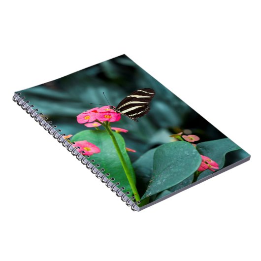 bunter Schmetterling im Garten Notizblock (Rechte Seite)