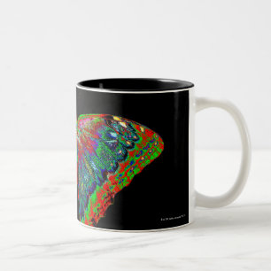 Bunter Schmetterlingsentwurf gegen schwarzen Zweifarbige Tasse
