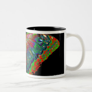 Bunter Schmetterlingsentwurf gegen schwarzen Zweifarbige Tasse