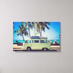 Bunter Vintager Türkis-Camper-Bus am Strand Leinwanddruck