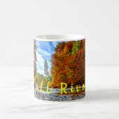 Bunter Waldherbst-Fall-Baum-Fluss Kaffeetasse (Mittel)