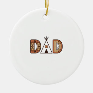 Buntes Dad-Tipi-Buchstaben-Shirt-Design_1 Keramik Ornament