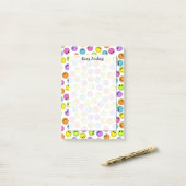 Buntes Emoji stellt behalten das Lächeln gegenüber Post-it Klebezettel (Auf Schreibtisch)