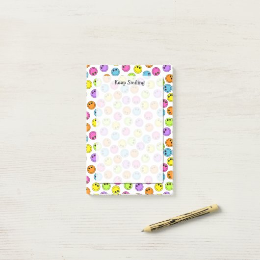 Buntes Emoji stellt behalten das Lächeln gegenüber Post-it Klebezettel (Auf Schreibtisch)