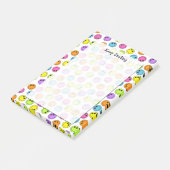 Buntes Emoji stellt behalten das Lächeln gegenüber Post-it Klebezettel (angewinkelt)