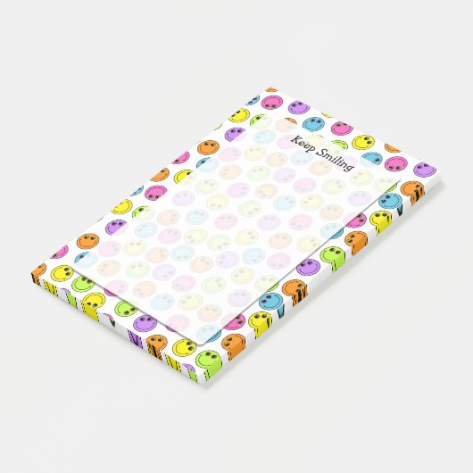 Buntes Emoji stellt behalten das Lächeln gegenüber Post-it Klebezettel (angewinkelt)