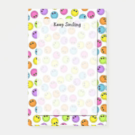 Buntes Emoji stellt behalten das Lächeln gegenüber Post-it Klebezettel