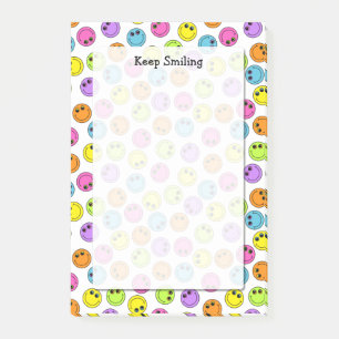 Buntes Emoji stellt behalten das Lächeln gegenüber Post-it Klebezettel