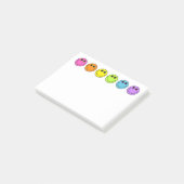 Buntes Emoji stellt gegenüber Post-it Klebezettel (angewinkelt)