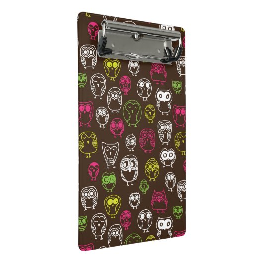 Buntes Eulengekritzel-Hintergrundmuster Mini Klemmbrett (Schrägansicht)
