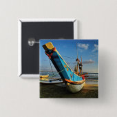 Buntes Fischerboot durch den Ozean Button (Vorne & Hinten)