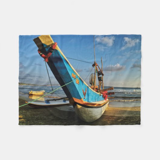 Buntes Fischerboot durch den Ozean Fleecedecke (Vorderseite (Horizontal))