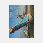 Buntes Fischerboot durch den Ozean Fleecedecke (Vorderseite)