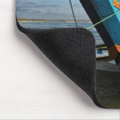 Buntes Fischerboot durch den Ozean Mousepad (Ecke)