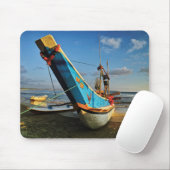 Buntes Fischerboot durch den Ozean Mousepad (Mit Mouse)