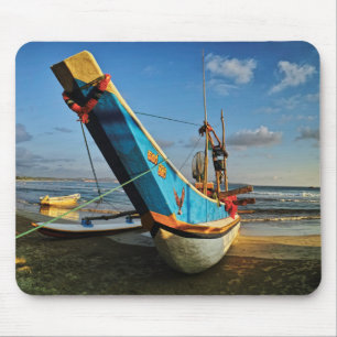 Buntes Fischerboot durch den Ozean Mousepad