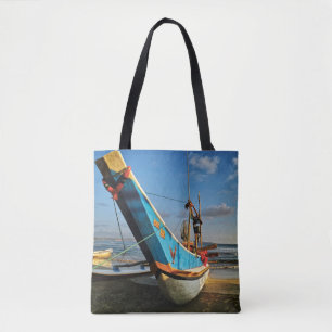 Buntes Fischerboot durch den Ozean Tasche