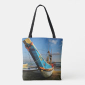 Buntes Fischerboot durch den Ozean Tasche (Rückseite)