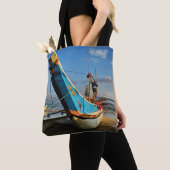 Buntes Fischerboot durch den Ozean Tasche (Von Nahem)