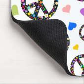 Buntes Friedenssymbol, -Blumen und -herzen Mousepad (Ecke)