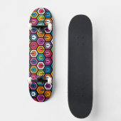 Buntes geometrisches Muster mit Hexagonen Skateboard (Vorderseite)