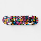 Buntes geometrisches Muster mit Hexagonen Skateboard (Horizontal)