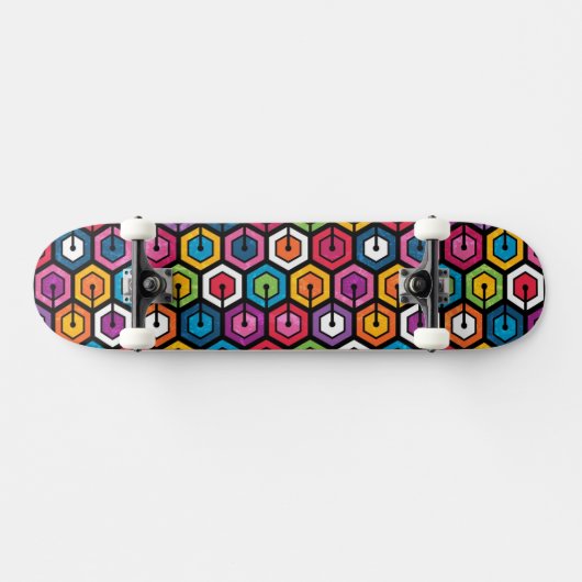 Buntes geometrisches Muster mit Hexagonen Skateboard (Horizontal)