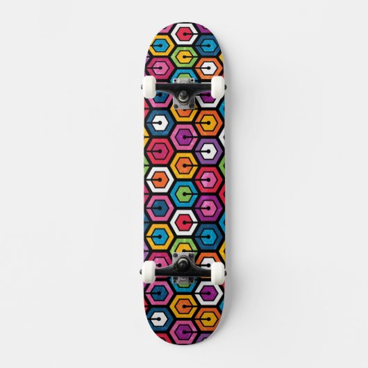 Buntes geometrisches Muster mit Hexagonen Skateboard (Vorderseite)