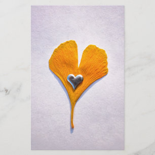buntes Ginkgoblatt mit Metallherz,