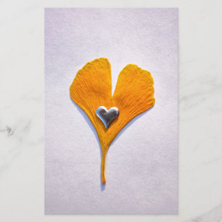 buntes Ginkgoblatt mit Metallherz,