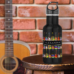 buntes Gitarrenmuster auf schwarzen Namen Edelstahlflasche<br><div class="desc">Funky E-Gitarren, akustische Gitarren und semiakustische Gitarren-Muster auf personalisierter, schwarzer Monogramm Wasserflasche in lebendigen Pop Kunst hellen Farben. Ein Ideengeschenk für Musiklehrer, Gitarristen, Musiker und Musikstudenten. Einfache Anpassung mit der Monogramm-Initial- und Namensvorlage. Dieses bunte Gitarrendesign feiert die Energie und Vielfalt dieses wunderbaren Musikinstruments. Das perfekte Geschenk für Gitarristen, Musiker und...</div>