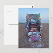 Buntes Graffiti-bedecktes Wrackauto Postkarte (Vorne/Hinten)