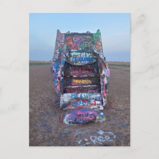 Buntes Graffiti-bedecktes Wrackauto Postkarte (Vorderseite)