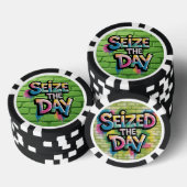 Buntes Graffiti-Text mit der Aufschrift Nutze den Pokerchips (Stapel)