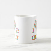 Buntes Herz-und Typografie-Steppdecken-Muster Kaffeetasse (Mittel)