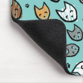 Buntes Katzen-und Tatzen-Muster auf aquamarinem Mousepad (Ecke)